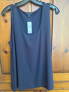 Ann Taylor ladies Large navy tank blouse with crêpe lined front/knit back. NWT
